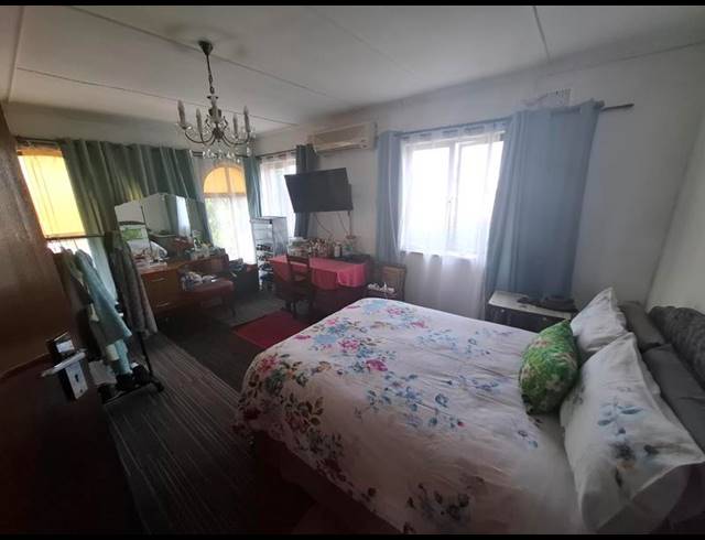 6 BEDROOM HOUSE FOR SALE IN OVERPORT